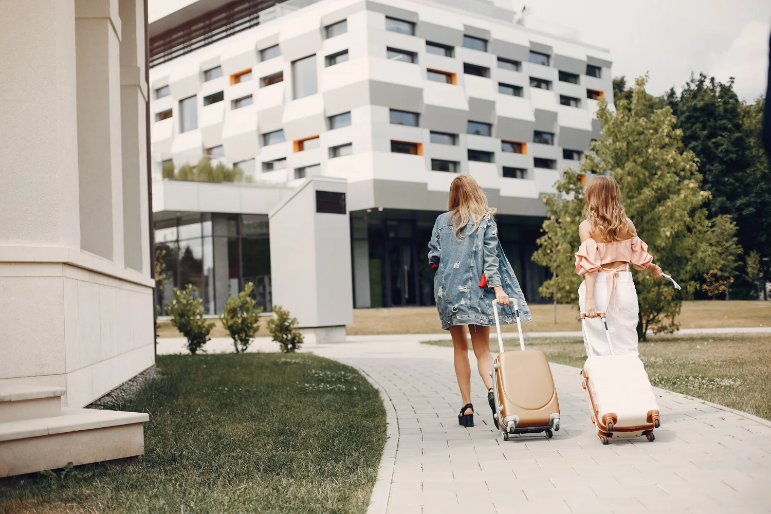 Mujeres entrando a edificio